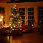 4 Cara Aman Pasang Lampu Natal di Rumah