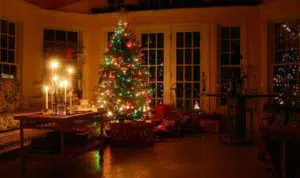 4 Cara Aman Pasang Lampu Natal di Rumah