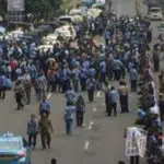 3 Cara Mengemudi Hemat BBM Saat Hadapi Kemacetan Demonstrasi