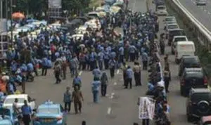 3 Cara Mengemudi Hemat BBM Saat Hadapi Kemacetan Demonstrasi