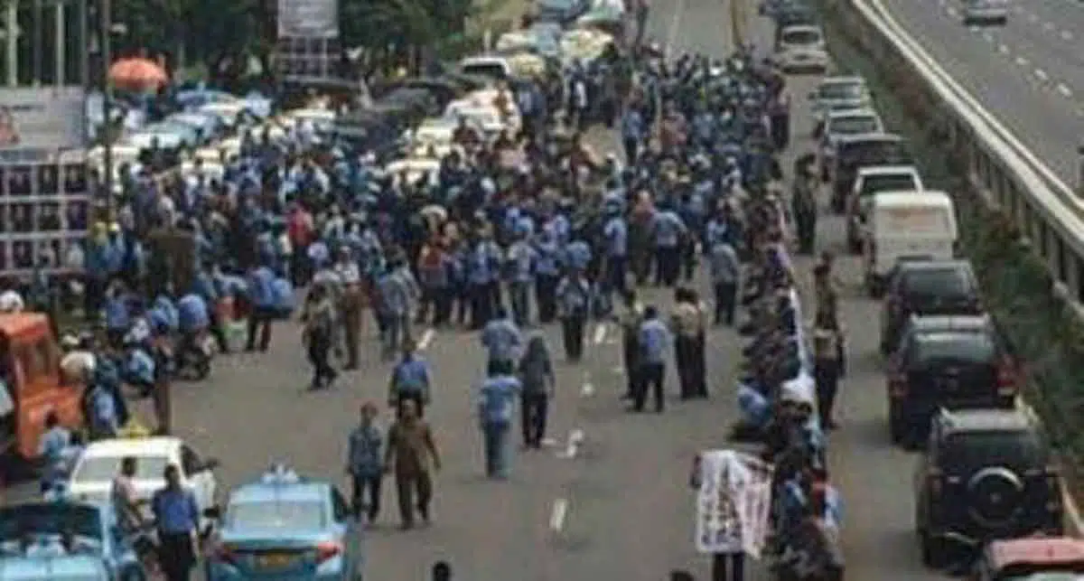 3 Cara Mengemudi Hemat BBM Saat Hadapi Kemacetan Demonstrasi