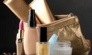 Saat Traveling, Ini 6 Makeup yang Wajib Dibawa