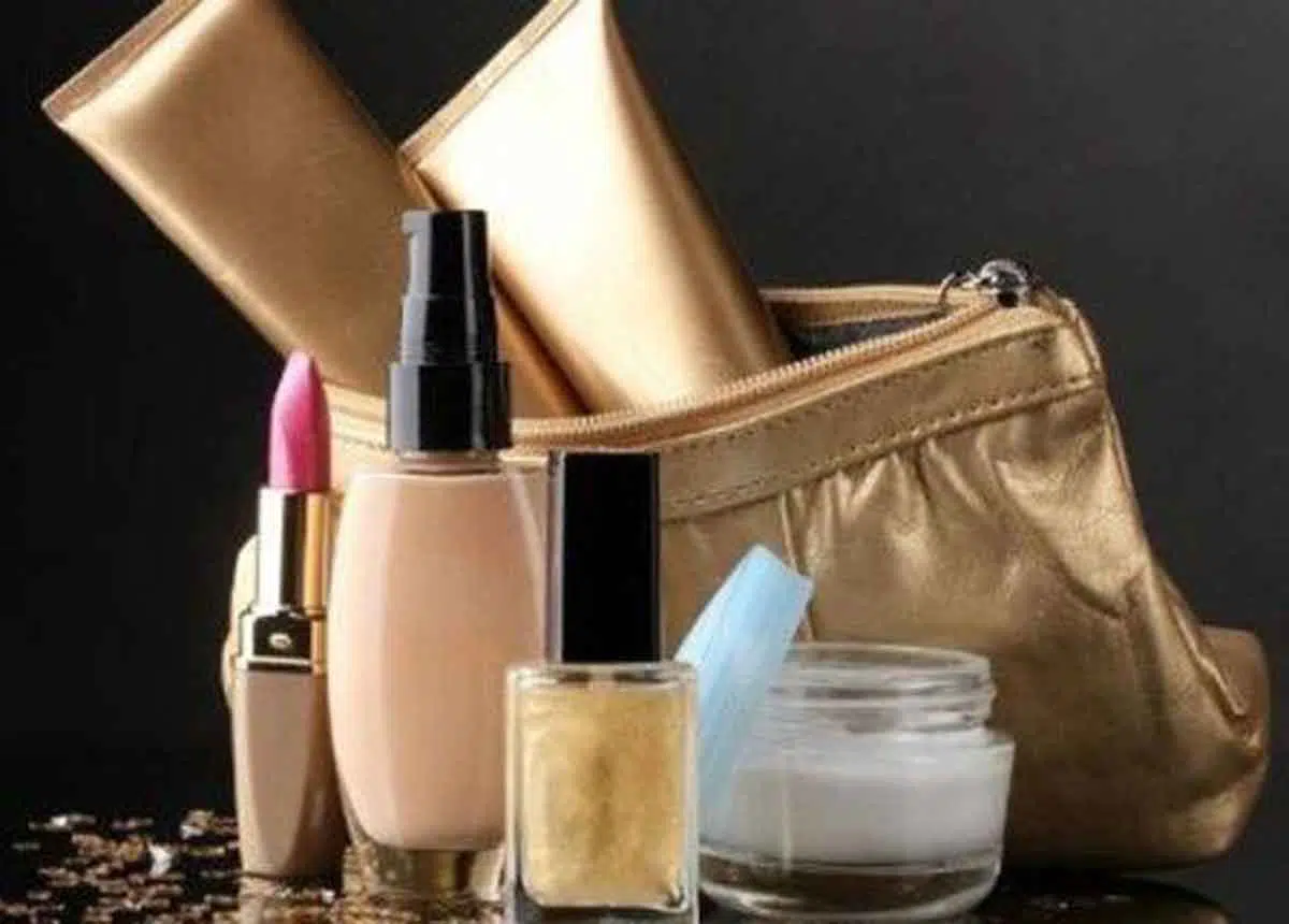 Saat Traveling, Ini 6 Makeup yang Wajib Dibawa