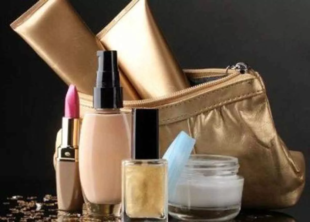 Saat Traveling, Ini 6 Makeup yang Wajib Dibawa