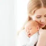 Memeluk Bayi Bisa Menurunkan Risiko Stres, Benarkah?