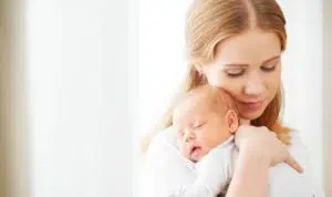 Memeluk Bayi Bisa Menurunkan Risiko Stres, Benarkah