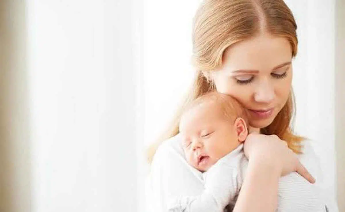 Memeluk Bayi Bisa Menurunkan Risiko Stres, Benarkah