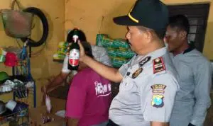 Polisi Amankan Puluhan Botol Miras dari Toko An-Nur Pasar Barisan Sumenep