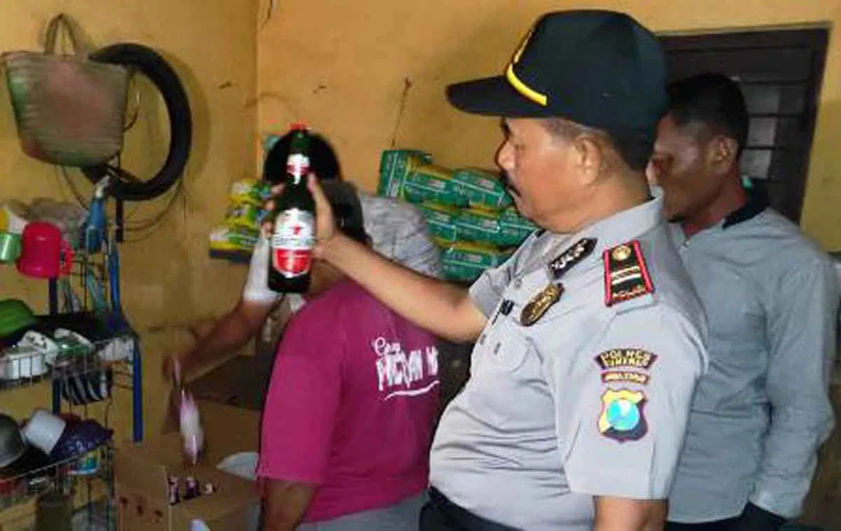 Polisi Amankan Puluhan Botol Miras dari Toko An-Nur Pasar Barisan Sumenep