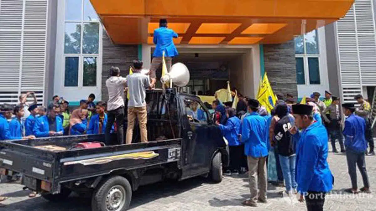 PMII Geruduk Kantor Disdik Bangkalan
