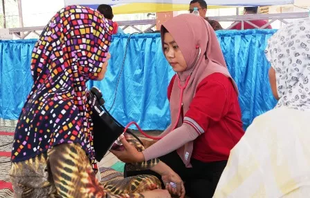 Baksos dan Pemeriksaan Kesehatan Gratis Warnai PKKMB Unija Gelombang II