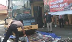 Jelang Tahun Baru, Polres Sampang Musnahkan Ratusan Botol Miras dan Knalpot Brong
