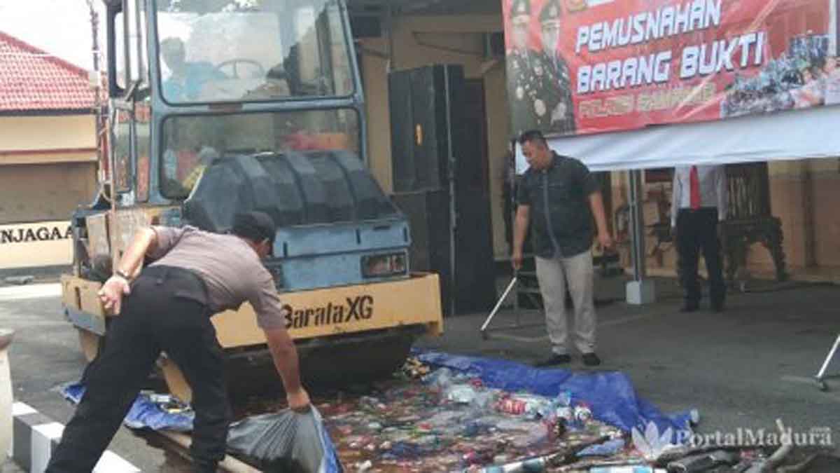 Jelang Tahun Baru, Polres Sampang Musnahkan Ratusan Botol Miras dan Knalpot Brong