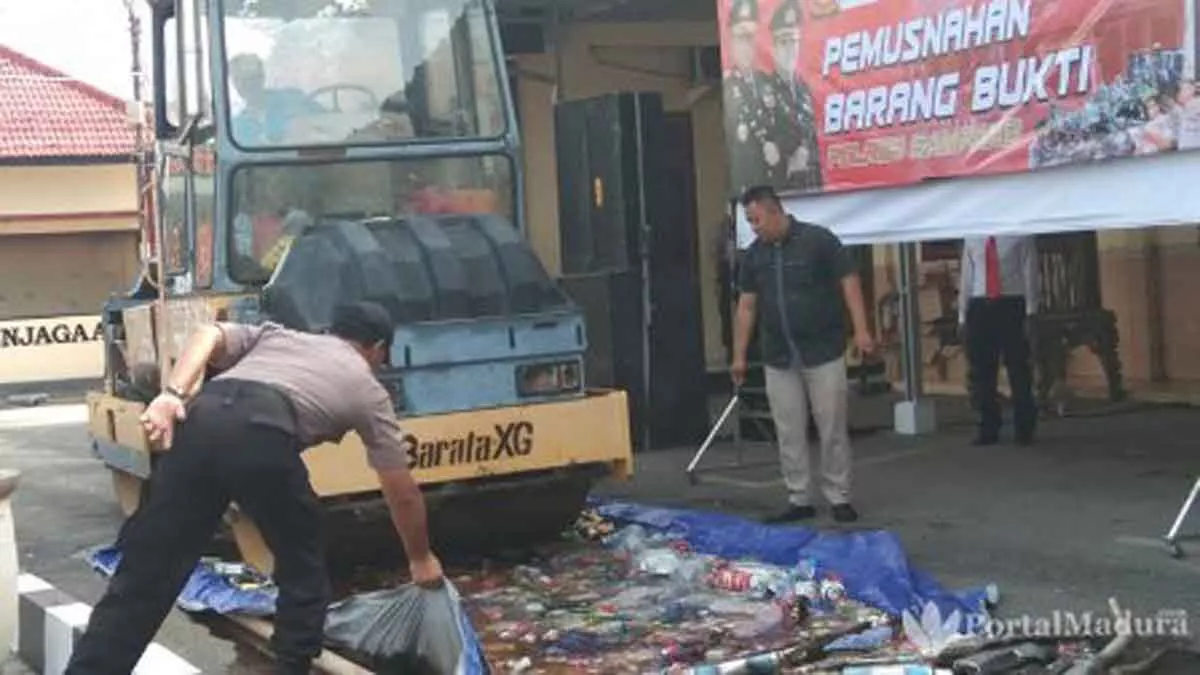 Jelang Tahun Baru, Polres Sampang Musnahkan Ratusan Botol Miras Dan Knalpot Brong - Portalmadura.com Jelang Tahun Baru, Polres Sampang Musnahkan Ratusan Botol Miras dan Knalpot Brong