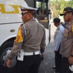 Petugas Gabungan Razia Kelayakan Bus dan Tes Urine Sopir di Pamekasan