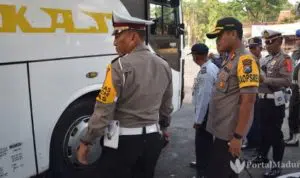 Petugas Gabungan Razia Kelayakan Bus dan Tes Urine Sopir di Pamekasan