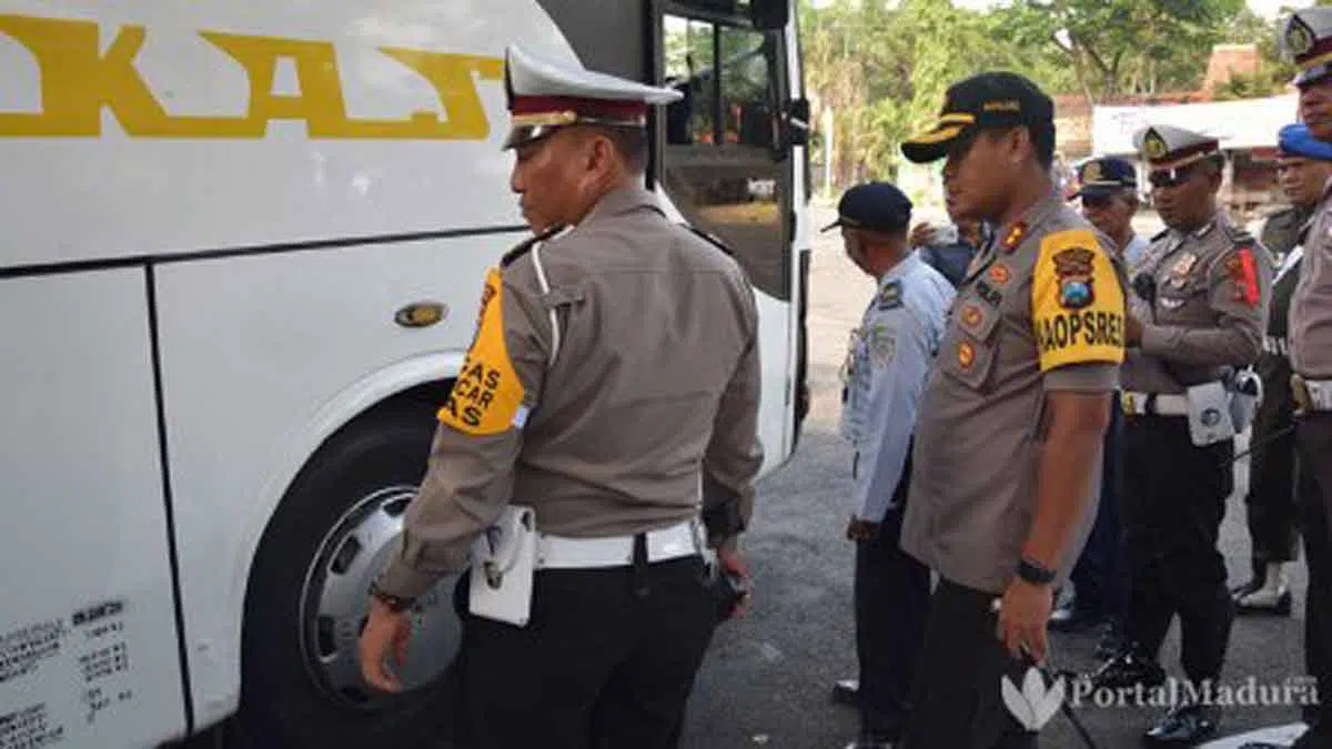 Petugas Gabungan Razia Kelayakan Bus dan Tes Urine Sopir di Pamekasan