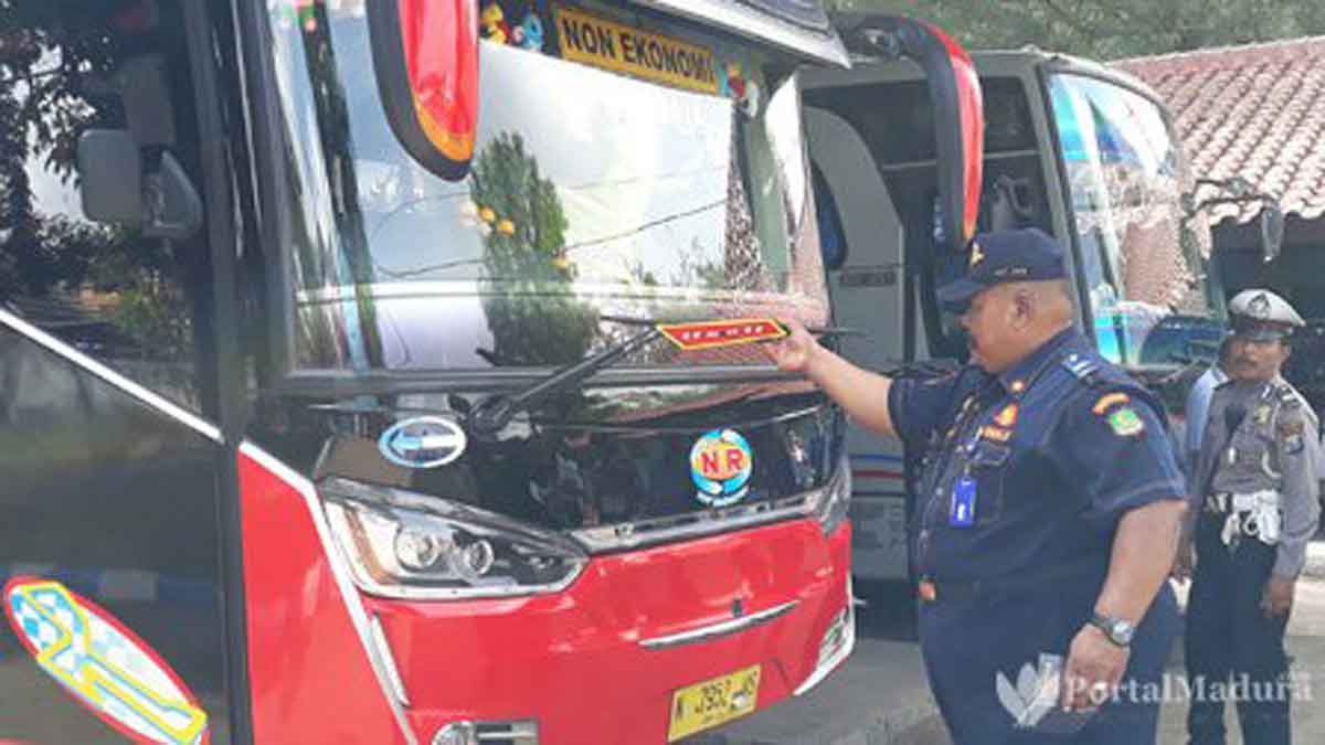 Petugas Gabungan di Sumenep Inspeksi Kelaikan Bus