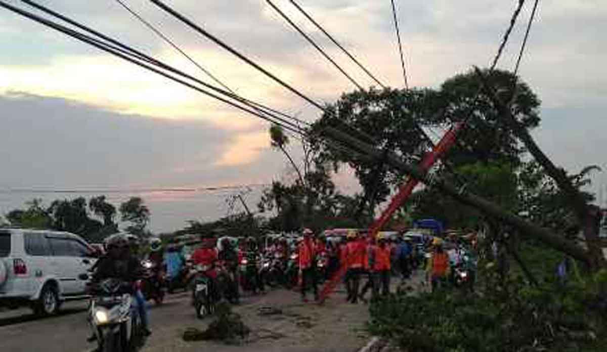 Puting Beliung Terjang Bangkalan, Enam Tiang Listrik Roboh