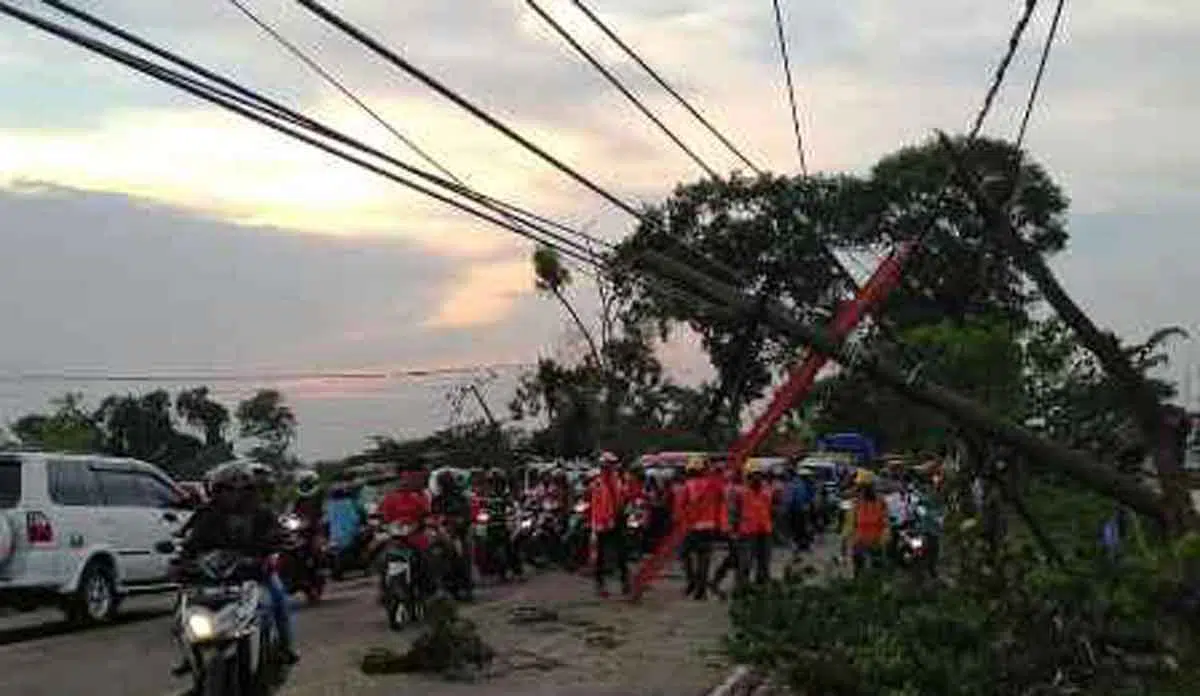 Puting Beliung Terjang Bangkalan, Enam Tiang Listrik Roboh