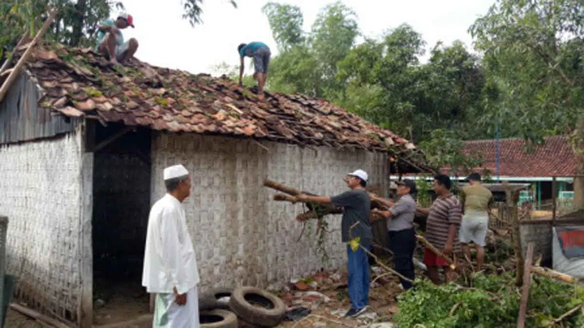 16 Rumah Warga Dilanda Puting Beliung di Madura