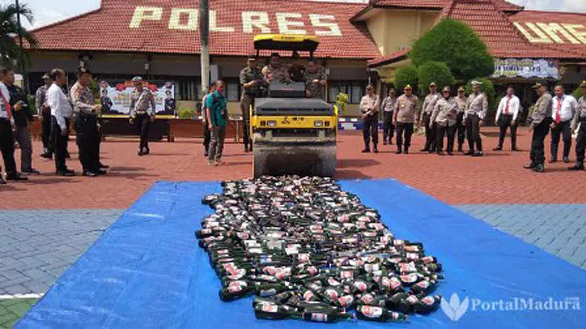 Ratusan Botol Miras Hasil Operasi Cipkon Dimusnahkan
