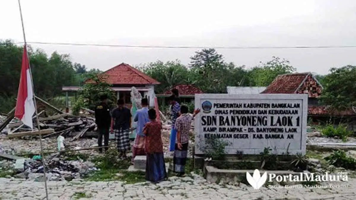 Miris, Siswa Terpaksa Belajar Di Bawah Pohon - Portalmadura.com Miris, Siswa Terpaksa Belajar di Bawah Pohon