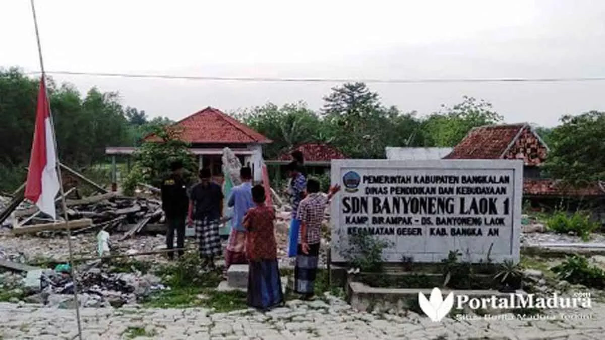 Miris, Siswa Terpaksa Belajar Di Bawah Pohon - Portalmadura.com Miris, Siswa Terpaksa Belajar di Bawah Pohon