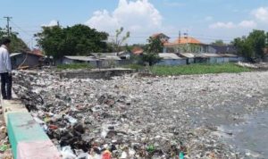 Bibir Laut Pelabuhan Timur Kamal Penuh Dengan Sampah Plastik