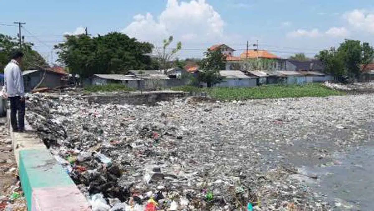 Bibir Laut Pelabuhan Timur Kamal Penuh Dengan Sampah Plastik