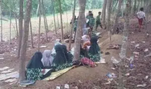 Miris, Siswa Terpaksa Belajar di Bawah Pohon