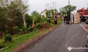 Kelebihan Beban, Truk Angkut Rongsokan Terguling di Sampang