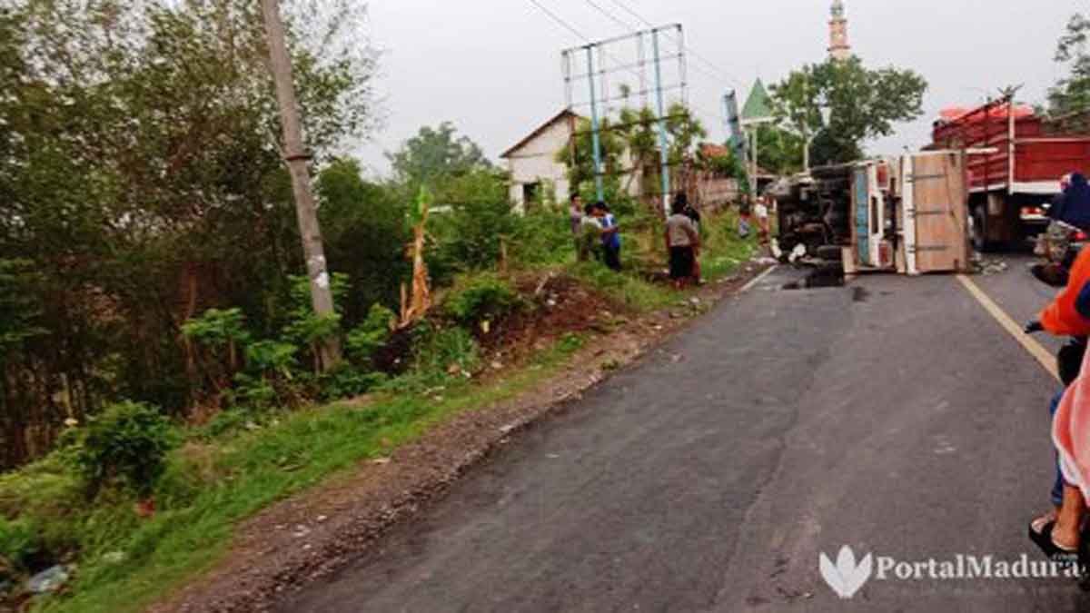 Kelebihan Beban, Truk Angkut Rongsokan Terguling di Sampang