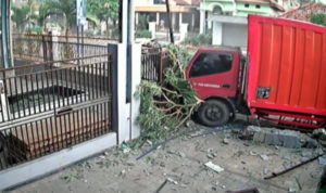 Detik-detik Pagar Rumah Mertua Wakil Ketua DPRD Sumenep Dihantam Truk Kontainer