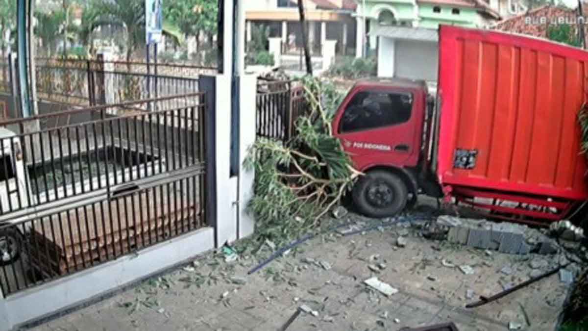 Detik-detik Pagar Rumah Mertua Wakil Ketua DPRD Sumenep Dihantam Truk Kontainer