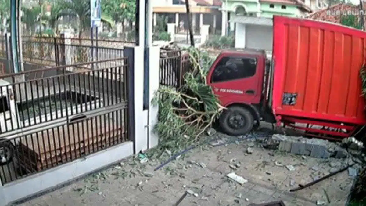 Detik-detik Pagar Rumah Mertua Wakil Ketua DPRD Sumenep Dihantam Truk Kontainer
