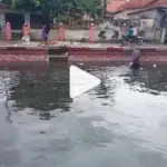 Mengais Rezeki dari Sampah Kali Marengan Sumenep