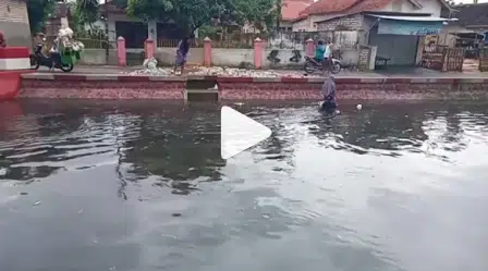 Mengais Rezeki dari Sampah Kali Marengan Sumenep