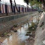 Waduh! Petugas Bersih-bersih Sungai di Pamekasan Dilempari Pembalut?