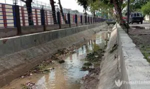 Waduh! Petugas Bersih-bersih Sungai di Pamekasan Dilempari Pembalut
