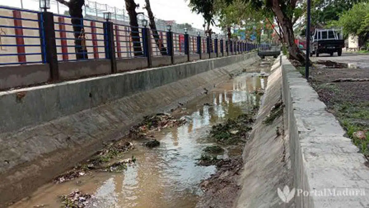 Waduh! Petugas Bersih-bersih Sungai di Pamekasan Dilempari Pembalut