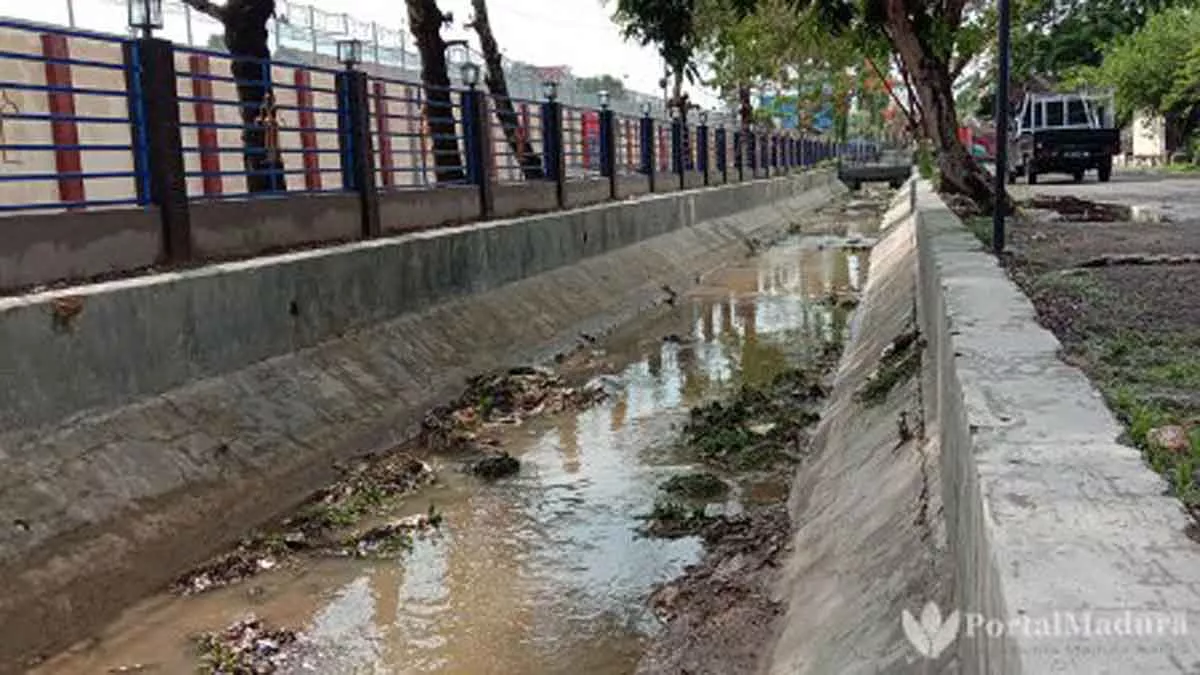 Waduh! Petugas Bersih-bersih Sungai di Pamekasan Dilempari Pembalut