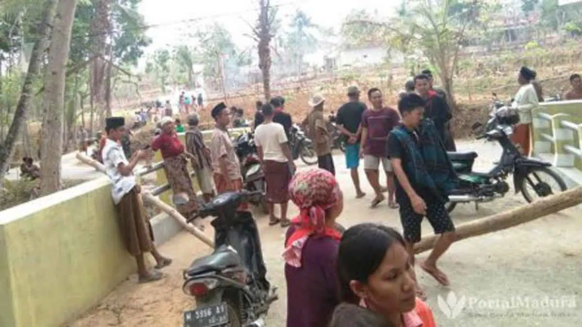 Pengaspalan Jalan di Desa Pamaroh Dibongkar, Alat Berat Dihadang Pakai Kayu