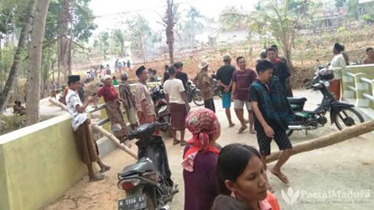 Pengaspalan Jalan di Desa Pamaroh Dibongkar, Alat Berat Dihadang Pakai Kayu