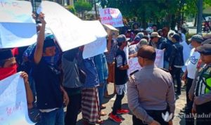 Warga Pragaan Daya Demo Kejari, Minta Serius Tangani Dugaan Penyimpangan APBDes dan Raskin