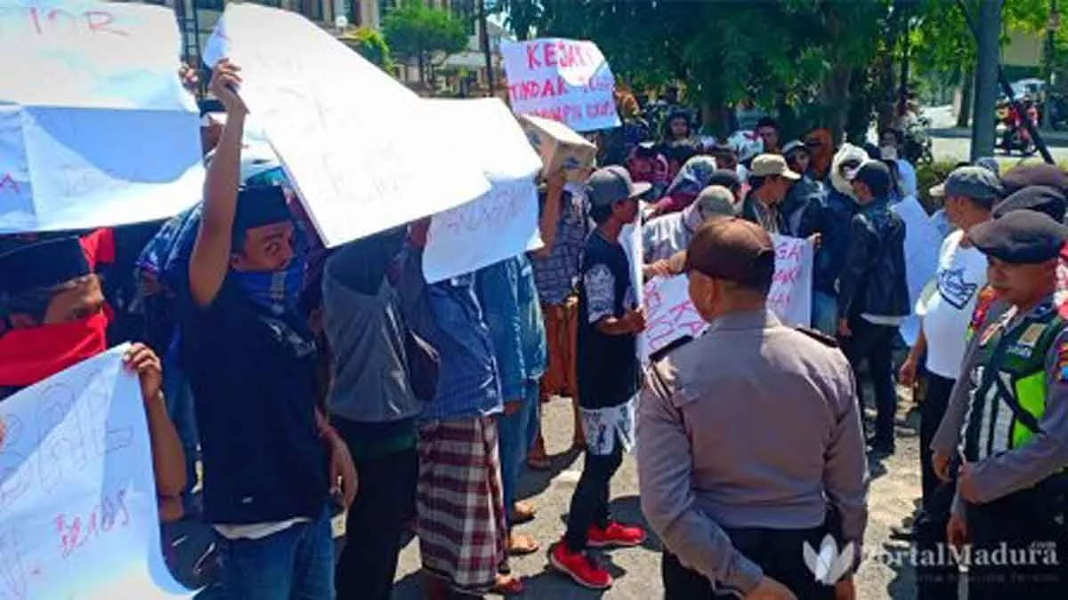 Warga Pragaan Daya Demo Kejari, Minta Serius Tangani Dugaan Penyimpangan APBDes dan Raskin