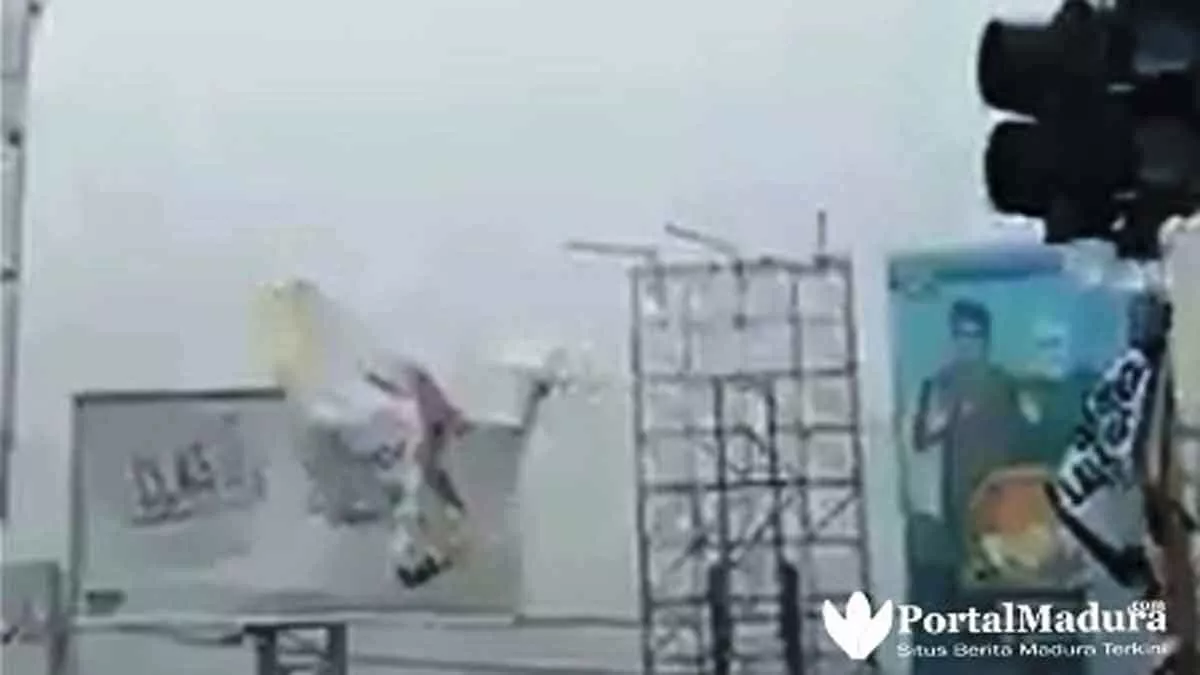 Video Detik-detik Angin Puting Beliung Melanda Tangkel Bangkalan