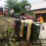 Dump Truck Melaju Tanpa Sopir Hantam Tembok Musala