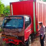 Truk Boks PT Pos Indonesia Yang Nabrak Pagar Rumah Akibat Sopir Ngantuk