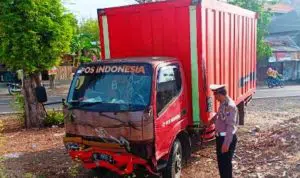 Truk Boks PT Pos Indonesia Yang Nabrak Pagar Rumah Akibat Sopir Ngantuk
